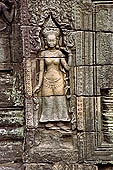 Banteay Kdei temple - threshold guardian bas-relief.